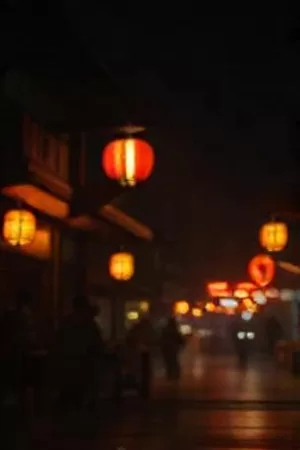 《磁带里的密码》桌上未贴标签的旧磁带特写
